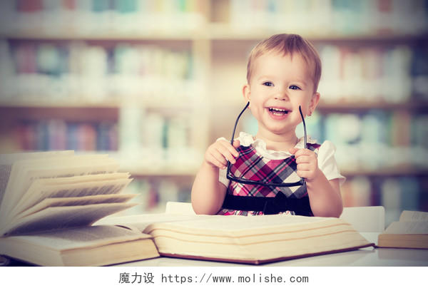在图书馆看书的可爱小孩微笑的小孩